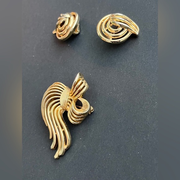 Crown Trifari Brooch and Earrings - Picture 3 of 6